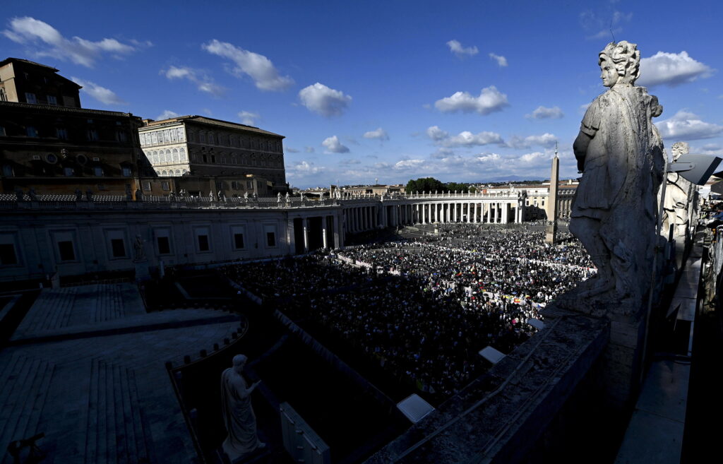 #EnFotos Fieles espera en la Plaza de San Pedro al nuevo Papa
