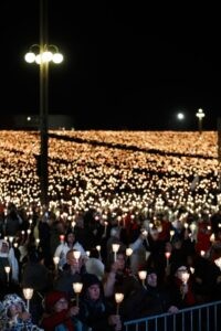 #EnFotos Miles de peregrinos asistieron a la procesión de las velas en honor a la Virgen de Fátima