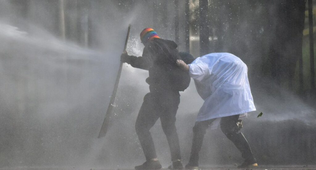 Encapuchados protagonizan enfrentamientos con Policía en la Universidad Nacional