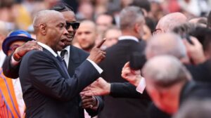 Encontronazo entre Denzel Washington y un fotógrafo en la alfombra roja de Cannes - AlbertoNews