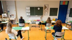 Escándalo en escuela alemana por propuesta de eslogan nazi – DW – 29/05/2025