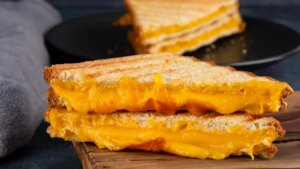 Esta sandwichera de Cecotec cuesta solo 30 euros y sigue triunfando porque es "como las de toda la vida"
