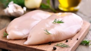 Este es el detalle en el que debes fijarte al momento de escoger el pollo en el supermercado, según un nutricionista