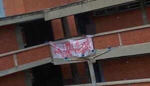 Estudiantes de la UDO Monagas manifestaron con pancartas su rechazo a la farsa electoral
