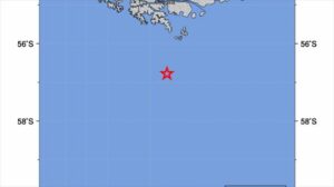 Evacúan la regiones del sur de Chile y Argentina por riesgo de tsunami tras un terremoto de magnitud 7,4