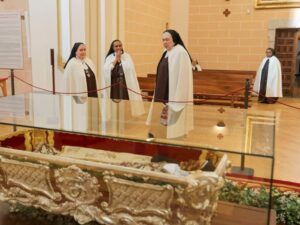 Exponen el cuerpo de Santa Teresa de Jesús por primera vez en 111 años