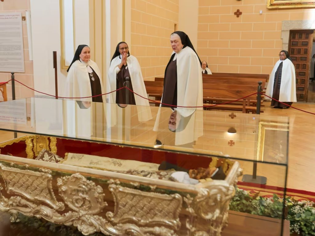 Exponen el cuerpo de Santa Teresa de Jesús por primera vez en 111 años