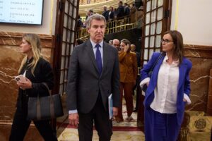 Feijóo pregunta a Sánchez si "avala la gestión" de Cerdán y el presidente defiende su honestidad y le ataca con Ayuso