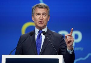 Feijóo recuerda a los trabajadores "que pagan más impuestos que nunca" que tienen derecho a exigir buenos servicios