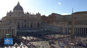 Fieles y curiosos empiezan a llegar al Vaticano a la espera de la primera fumata