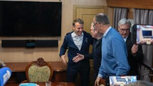 Francia tuvo que desmentir un video viral con el que se acusaba a Emmanuel Macron de consumir cocaína