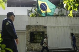 Fugas, negociaciones y exilio: claves de cómo opositores han escapado del arresto en Venezuela