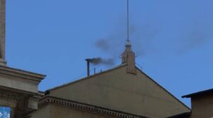 Fumata negra en la tercera votación del cónclave vaticano