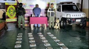 GNB incauta 28 panelas de cocaína en doble fondo de un vehículo