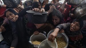 Gaza cumple dos meses de bloqueo total, y ONGs denuncian que Israel arrasa cultivos y mata pescadores