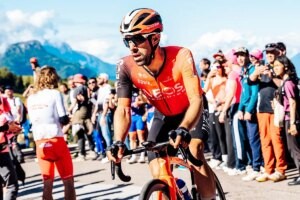 Giro de Italia: Las últimas pedaladas de Castroviejo, el gran gregario español: 20 grandes vueltas, un solo abandono y el "corazón lleno"