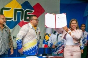 Gobernadores y diputados regionales electos recibieron credenciales del CNE