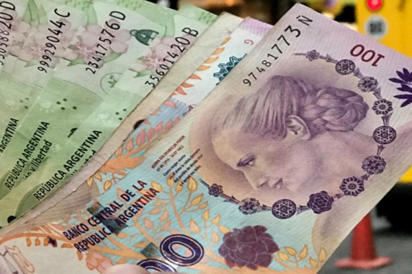 Gobierno argentino actualiza el salario mínimo con un alza menor a la de la inflación