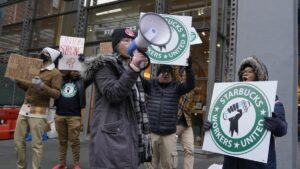 Gran huelga de trabajadores de Starbucks en Estados Unidos por nuevo código de vestimenta
