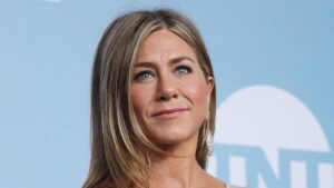 Hombre acusado de acosar a Jennifer Aniston permanecerá bajo custodia mientras se evalúa su salud mental