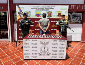 Hombre expulsó en un CDI 84 dediles de cocaína