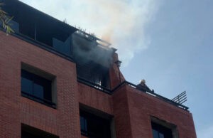 Incendio en urbanismo del Municipio Baruta dejó dos personas afectadas por inhalación de humo