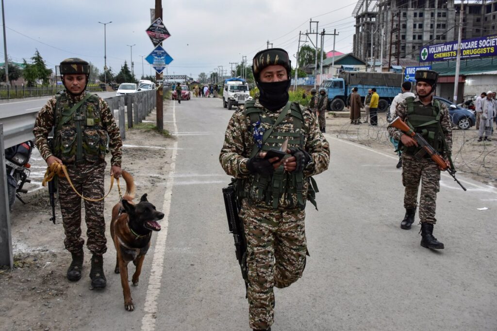 India lanza ataques aéreos contra "infraestructuras terroristas" en Pakistán