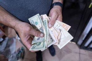 Inflación y alza del dólar afectan los regalos del Día de la Madre en Venezuela