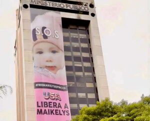 Instalan gigantografía en el MP exigiendo liberación de Maikelys Espinoza