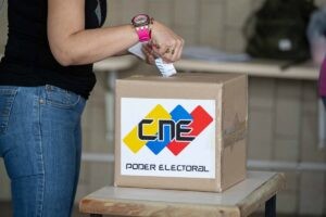 Cerca de 10 mil ecuatorianos residentes en Venezuela se quedarán sin poder votar en las elecciones generales del próximo 9 de febrero, según anunció este miércoles el Consejo Nacional Electoral (CNE) de Ecuador al aducir demoras por parte del Gobierno venezolano en conceder los permisos para el ingreso de los funcionarios que debían recibir los votos.