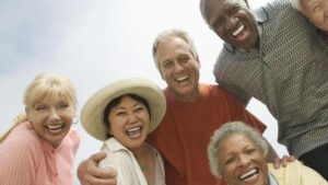 Investigador de Oxford revela los tres pilares esenciales para alcanzar la felicidad