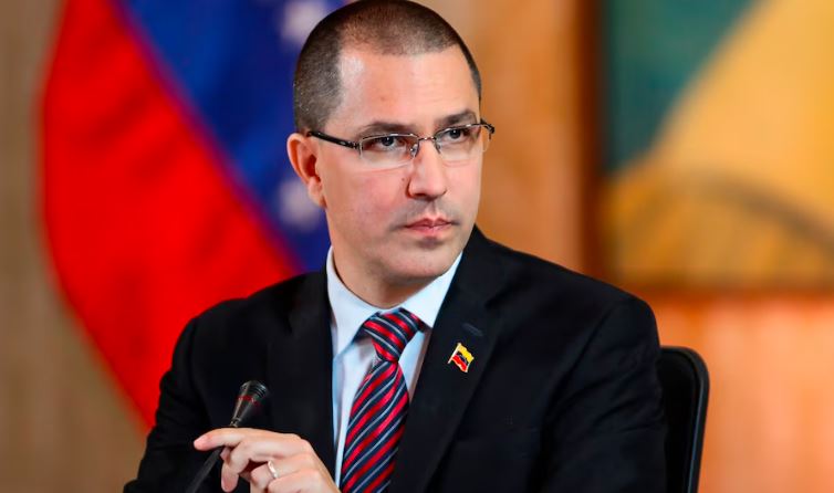Jorge Arreaza apareció con muletas tras sufrir accidente mientras hacía campaña en farsa electoral