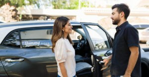 UN HOMBRE DE ALTO VALOR: Joven pasa a buscar a su cita<br>aprovechando viajes gratis de Yummy