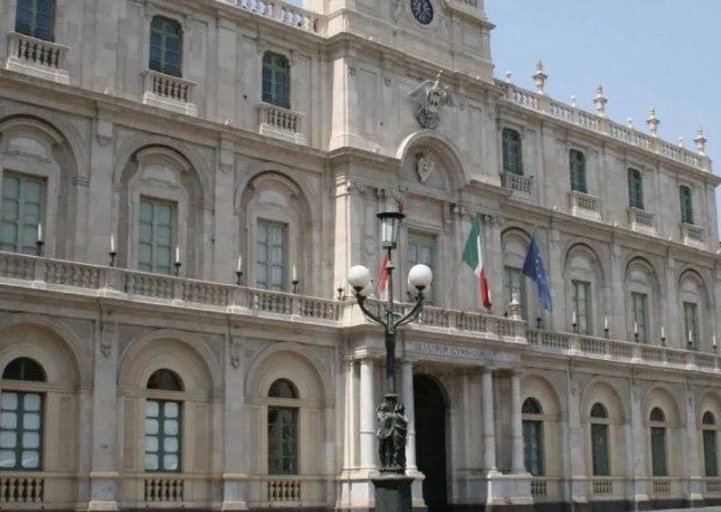 Juez perdonó a profesor universitario que tocó el pecho a una alumna, pero «sin ejercer presión»