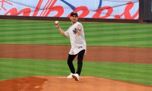 Junior Alvarado, ganador del Kentucky Derby, lanzó la primera bola en el Yankee Stadium