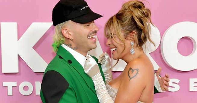 Karol G reaparece con Feid en Nueva York para estrenar su documental