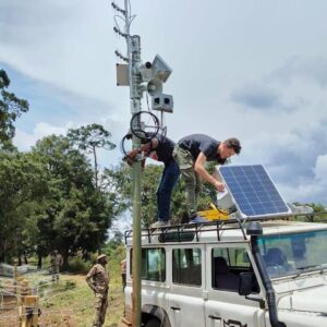 En el Parque Nacional de Aberdare, en Kenia, se está usando la inteligencia artificial para ahuyentar a las hienas y así proteger a las crías del rinoceronte negro que se quieren reintroducir en esa zona muy biodiversa.