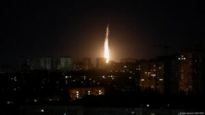 Kiev bajo alerta por ataque de drones y misiles rusos – DW – 25/05/2025