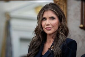 Kristi Noem dijo que un migrante amenazó con matar a Trump, pero descubrieron algo impactante