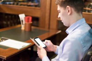 La IA está potenciando las falsas ofertas de empleo por WhatsApp