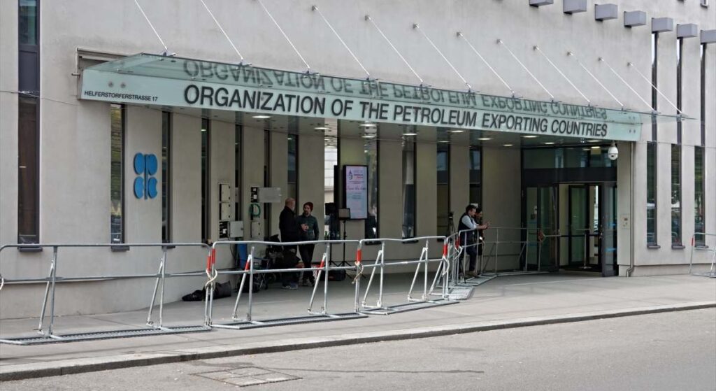 La OPEP+ incrementará su producción en 411.000 barriles diarios en junio