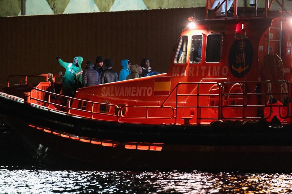 Un grupo de inmigrantes a su llegada al Muelle de Gran Tarajal, Fuerteventura, Canarias.