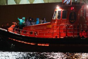 Un grupo de inmigrantes a su llegada al Muelle de Gran Tarajal, Fuerteventura, Canarias.