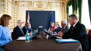 La UE y Reino Unido firmarán hoy un nuevo acuerdo en defensa y en pesca