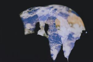 El país que peor recauda impuestos, pero en el que la gente más confía: la advertencia del Nobel que sacude a América Latina - México