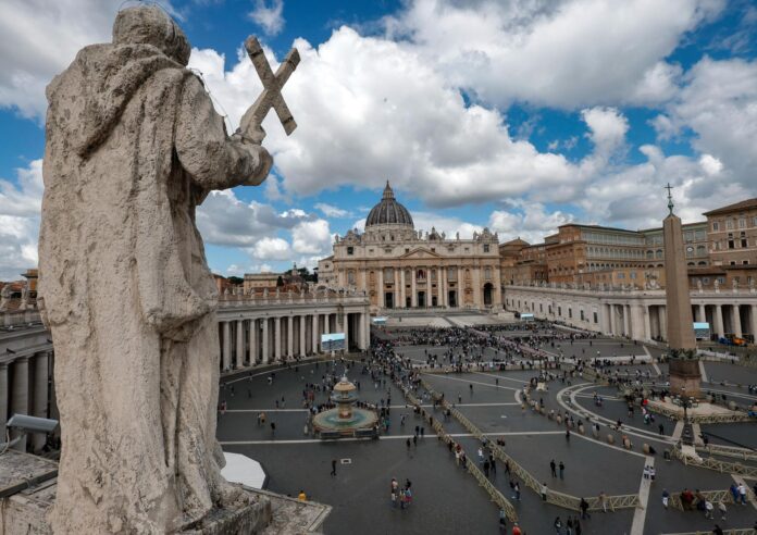 La alegría se mantiene en las calles de Roma por la elección del papa León XIV