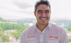 La familia de Luis Somaza recibe su ropa con sangre y pus