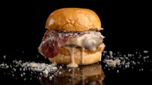 La hamburguesa elaborada con la carne del segundo mejor steak house del mundo que puedes probar en Madrid
