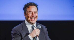 La madre de Elon Musk comparte los resultados de la prueba de aptitud del CEO de Tesla a los 17 años que revela...