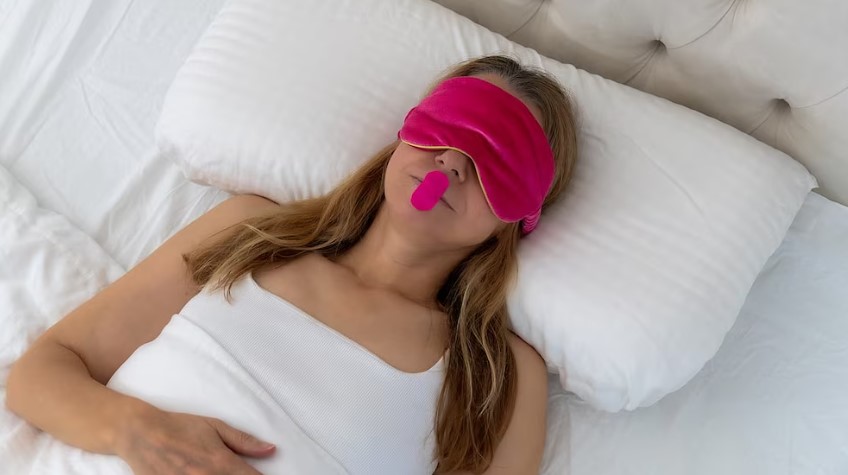 La moda viral de taparse la boca al dormir puede ser riesgosa para la salud
